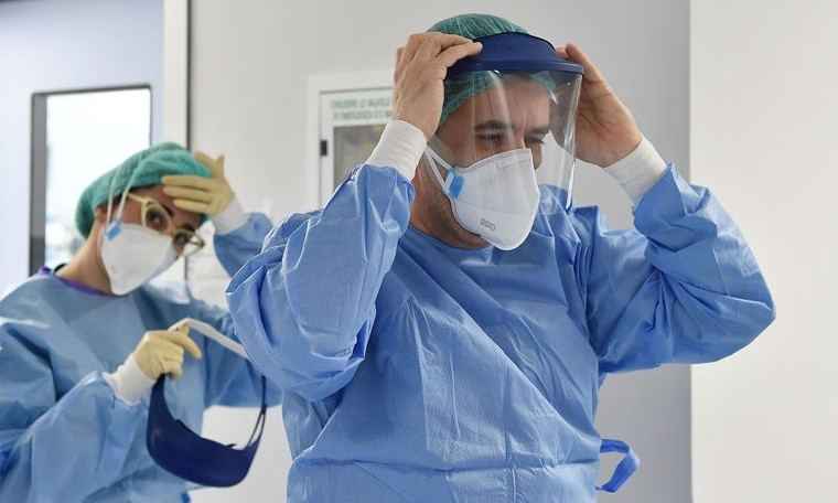 Кажется, что вспотели даже кости - врачи николаевской «инфекционки» боролись за жизнь пациента до последнего
