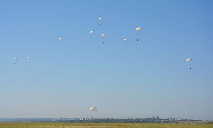 Николаевские десантники отработали прыжки с парашютом