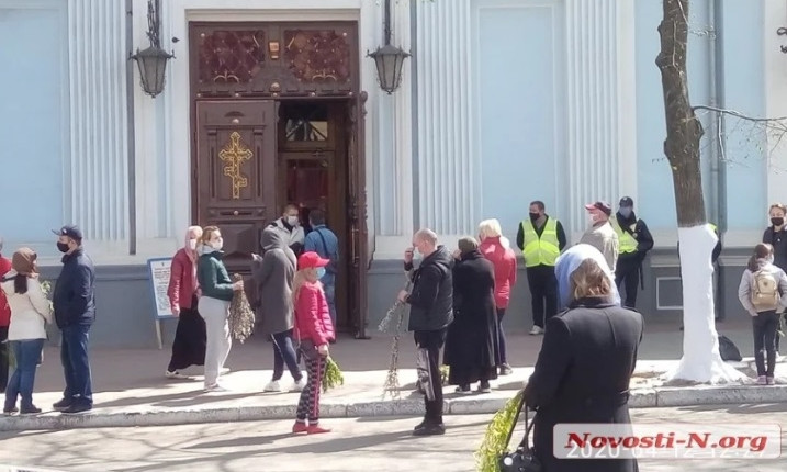 В Николаеве, несмотря на карантин, более сотни людей посетили храм