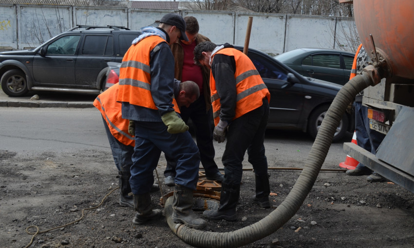 Во время ремонта дорог рабочие заасфальтировали канализационный коллектор