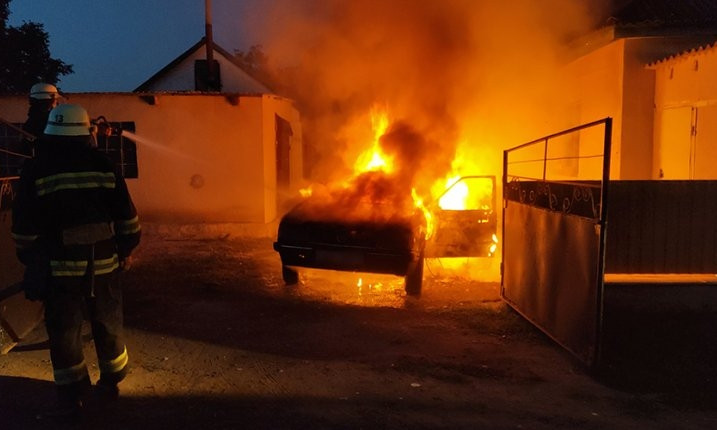 На Николаевщине во дворе частного дома сгорел Opel