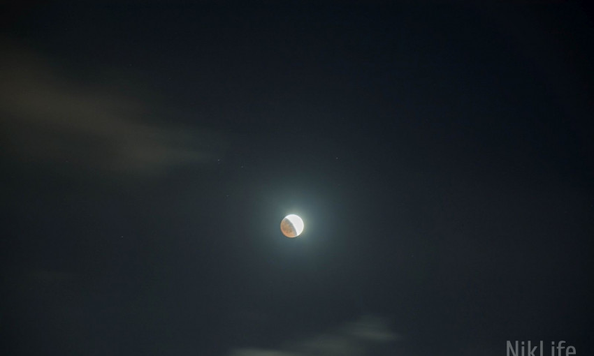 Десятки николаевцев наблюдали за рекордным лунным затмением с самой высокой точки города