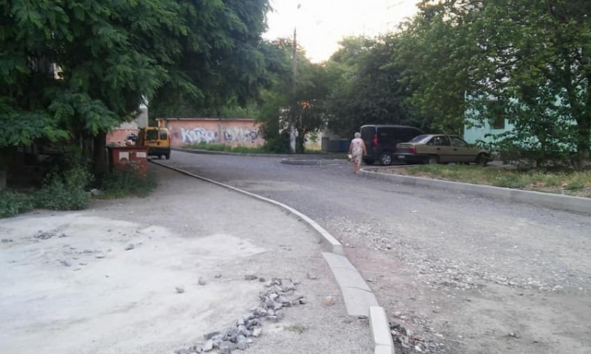 В Николаеве дорожники уже более полугода ремонтируют междворовой проезд в Соляных