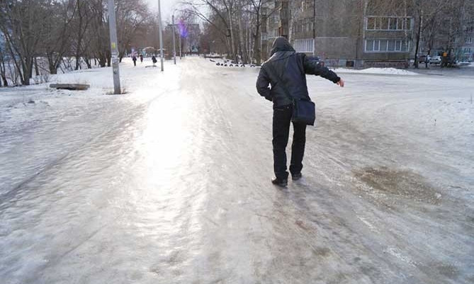 Николаевцы жалуются, что тротуары сегодня - один сплошной каток. Фото