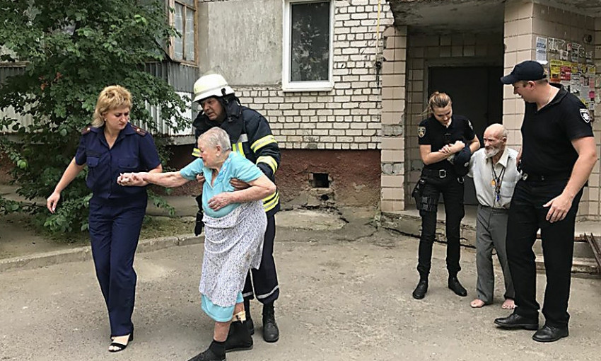 В Николаеве во время пожара в девятиэтажке спасли двух пенсионеров