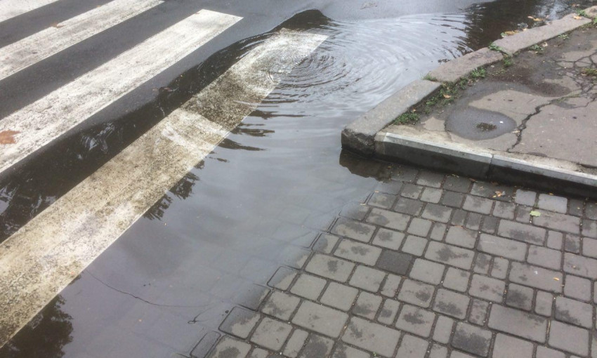 В Николаеве в районе улиц Адмиральской и Фалеевской прорвало водопровод