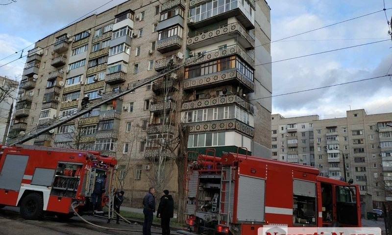 В центре Николаева пожар в девятиэтажном жилом доме: горит квартира на 4 этаже