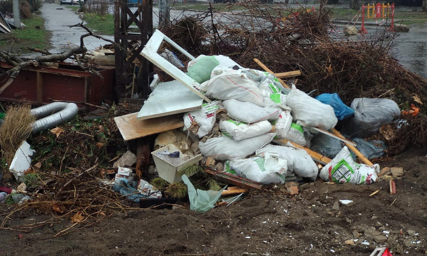 В Николаеве неизвестный выбросил строительный мусор посреди жилого квартала