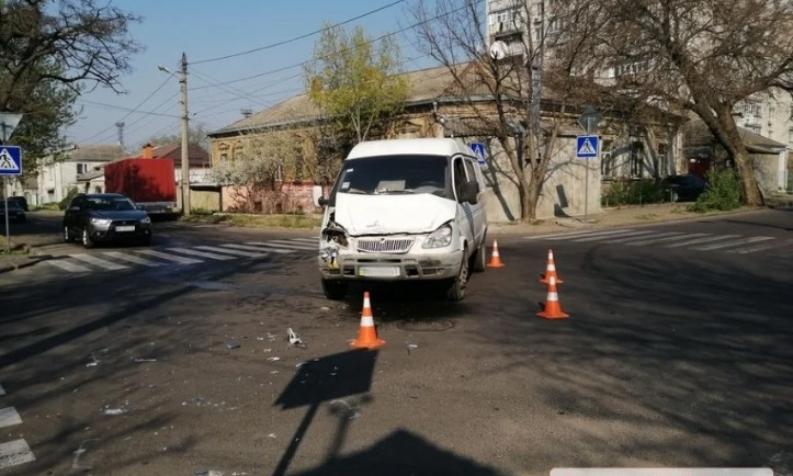 В Николаеве столкнулись грузовик и микроавтобус