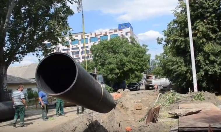 Началась укладка труб нового коллектора на улице Лесковой