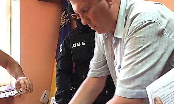 В Николаеве задержали на взятке подполковника полиции, который требовал собирать ему «дань» за регистрацию оружия