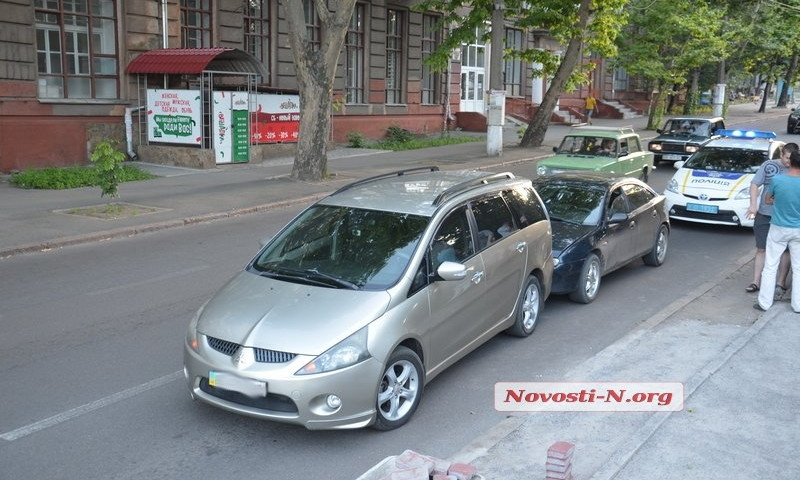 В Центре Николаеве произошло ДТП при участии автомобилей Mitsubishi Grandis и Mazda 323