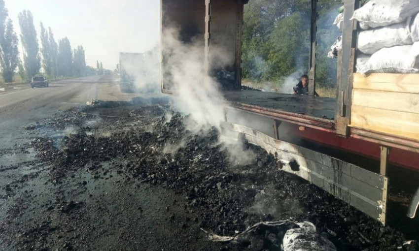 В Витовском районе в прицепе грузового автомобиля загорелся уголь