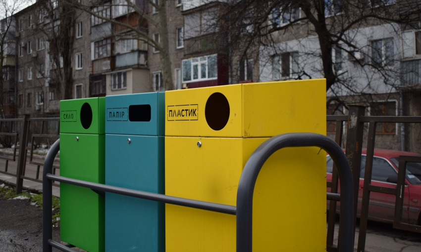 На остановках в Ингульском районе Николаева устанавливают урны для раздельного сбора мусора