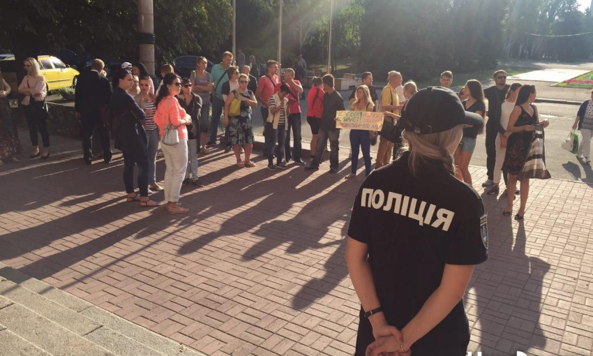 В Николаеве заседание исполкома пикетируют зоозащитники