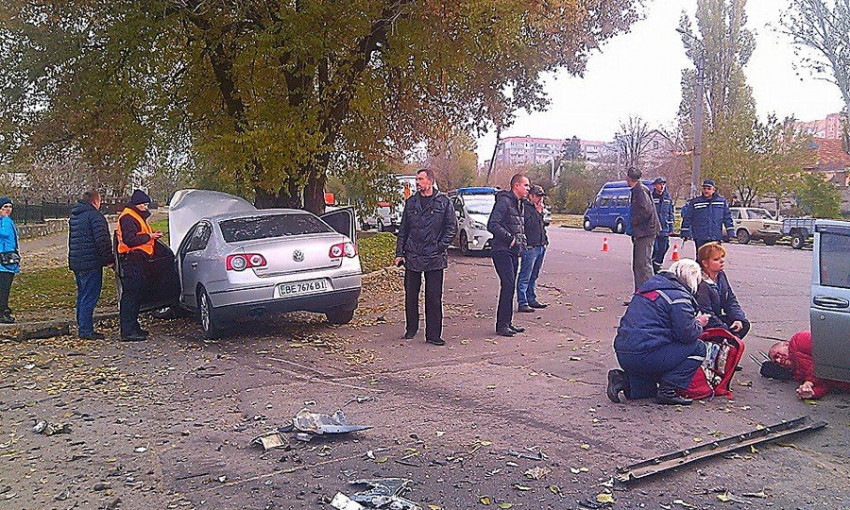 В Николаеве водителя «ВАЗ» вырезали из салона спецтехникой после ДТП с «Volkswagen»