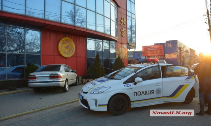 В Николаеве автомобиль врезался в ресторан "Пекин"