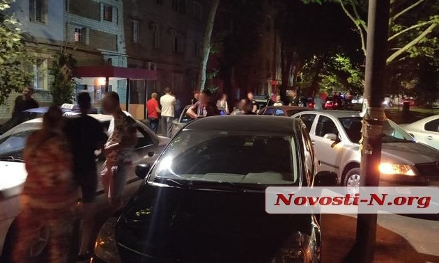 Ночью в Николаеве дрались таксисты и пассажиры: для поддержки «своих» съехалось более 100 такси