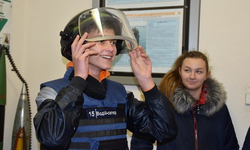 Николаевские подростки окунулись в работу спасателей, примерив их оборудование