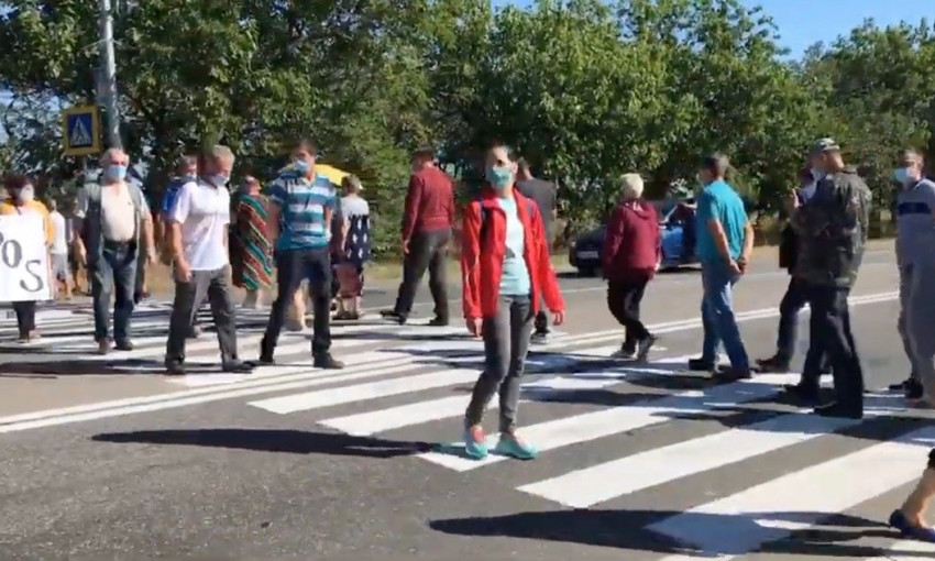 Жители Степового бастуют, - перекрыли трассу "Николаев-Одесса" 