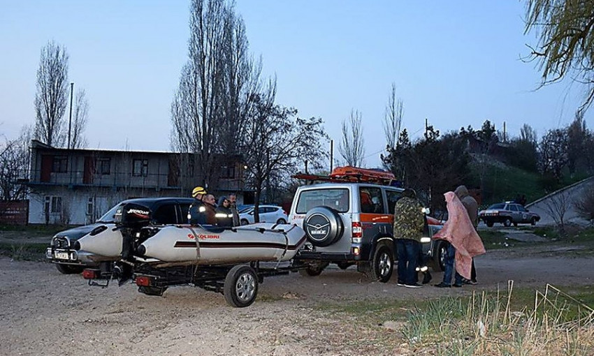 Николаевские рыбаки застряли посреди реки
