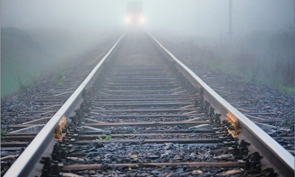 В Николаеве поезд сбил девушку — по пути в больницу она скончалась