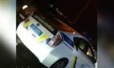 Николаевец снял на видео машину с патрульными полицейскими, нарушающими ПДД