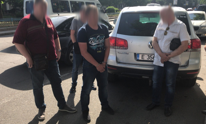 В Николаеве суд отправил под домашний арест патрульного, который требовал взятку в размере 10 тысяч гривен