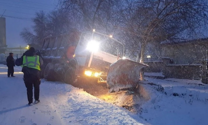 В Николаевской области снегоуборочная машина упала в кювет