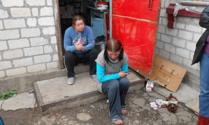 В Первомайске пьяная мать с детьми пыталась спрятаться от сотрудников социальной службы в шкафу