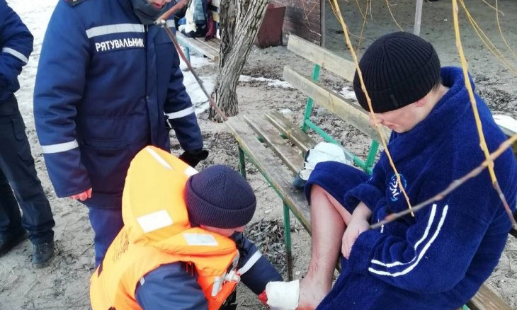 В Николаеве спасатели дважды помогали поранившимся во время ныряния в воду