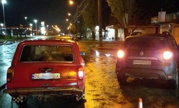 Ночью в Николаеве «Рено», выезжая из парковки, врезался в «ВАЗ»