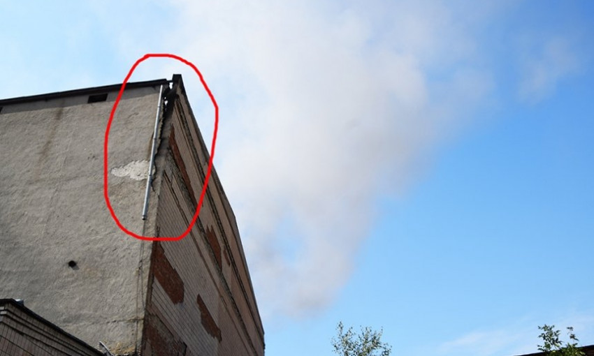 Горящее пятый день здание мясокомбината в Вознесенске начинает рушиться