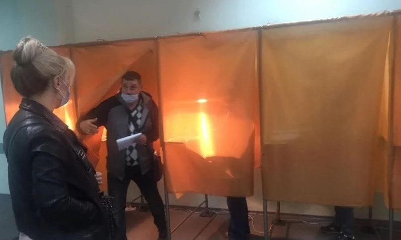 В Николаеве на выборах пожилые люди путаются в бюллетенях