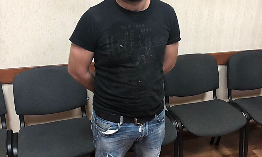 Николаевская полиция задержала мужчину, который на Соборной ножом ударил двух парней