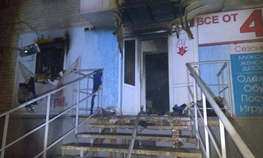 В Николаеве горел магазин в здании многоэтажки — жителей дома эвакуировали