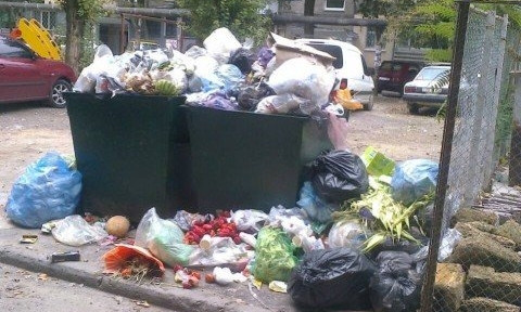 На Центральном проспекте торговцы с рынка выбрасывают мусор под окна жилого дома