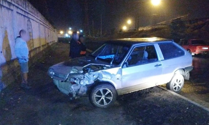 В Николаеве нетрезвый водитель "восьмерки" вылетел с дороги и протаранил забор