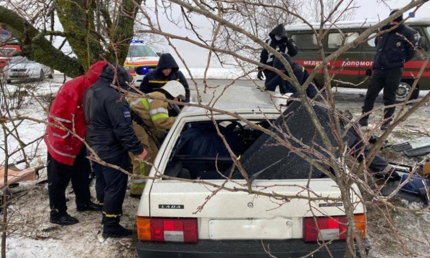 На Николаевщине автомобиль «ВАЗ-2109» слетел с дороги, водителя госпитализировали