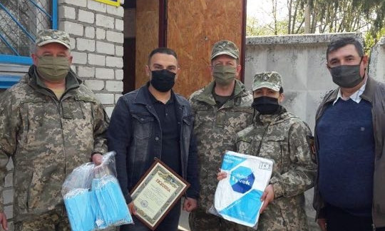 В Николаевской области передали военным защитные маски и костюмы 