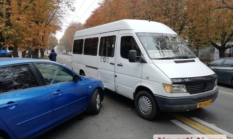В центре Николаева столкнулись маршрутка и Mazda