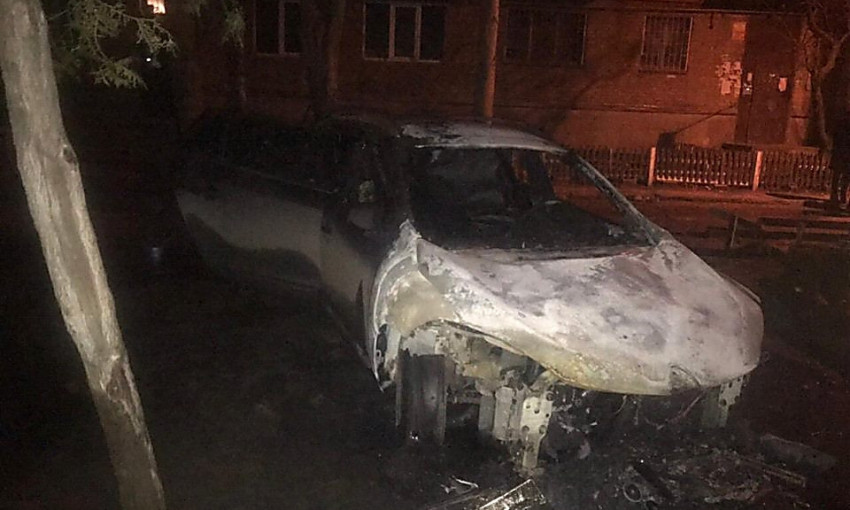 Полиция разыскивает свидетелей поджога автомобиля Renault Megane на улице Крылова