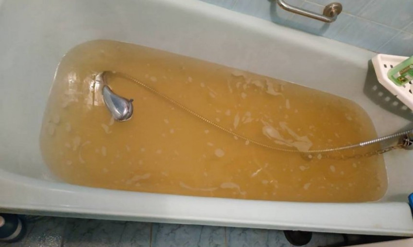 Николаевцы жалуются на ржавую воду из крана, которая течет уже неделю