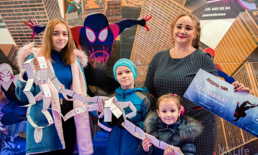 Вдягай маску павука: жительница Николаева выиграла конкурс от MULTIPLEX и повела 80 человек в кино
