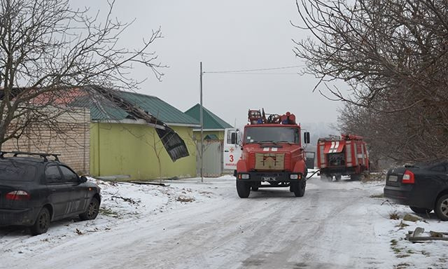 В Николаеве для тушения пожара крыши здания привлекли 12 спасателей и 3 единицы техники
