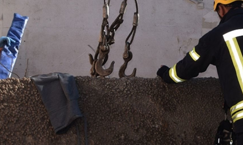 В Николаеве человек травмировался в следствии падения бетонной плиты