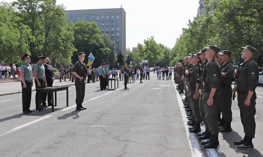 Молодые нацгвардийцы торжественно приняли военную присягу в центре Николаева