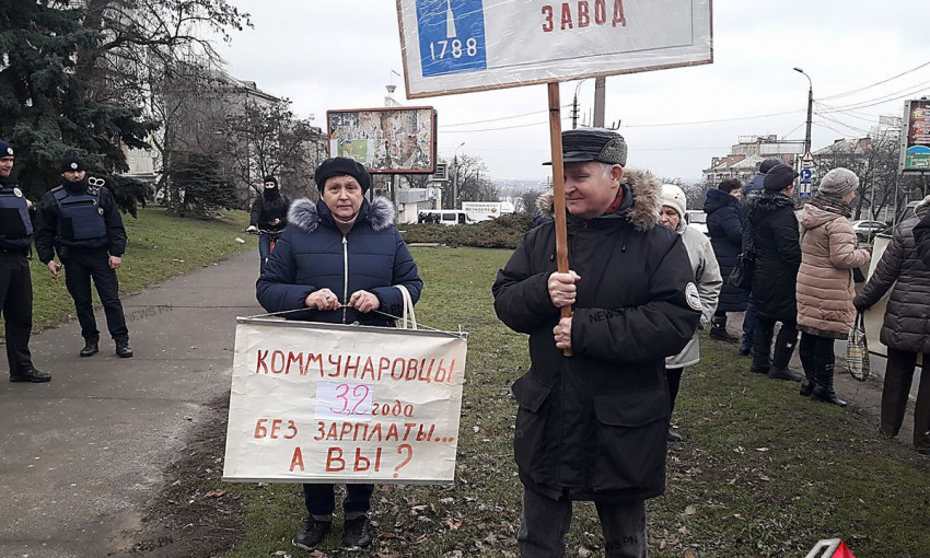 Рабочие «Николаевского судостроительного завода» снова перекрыли движение по Варваровскому мосту