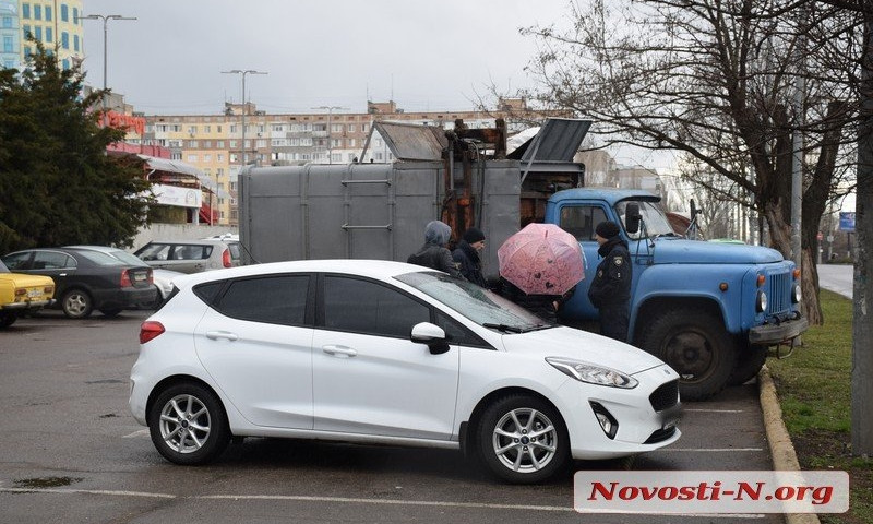 В Николаеве столкнулись мусоровоз и «Форд Фиеста»