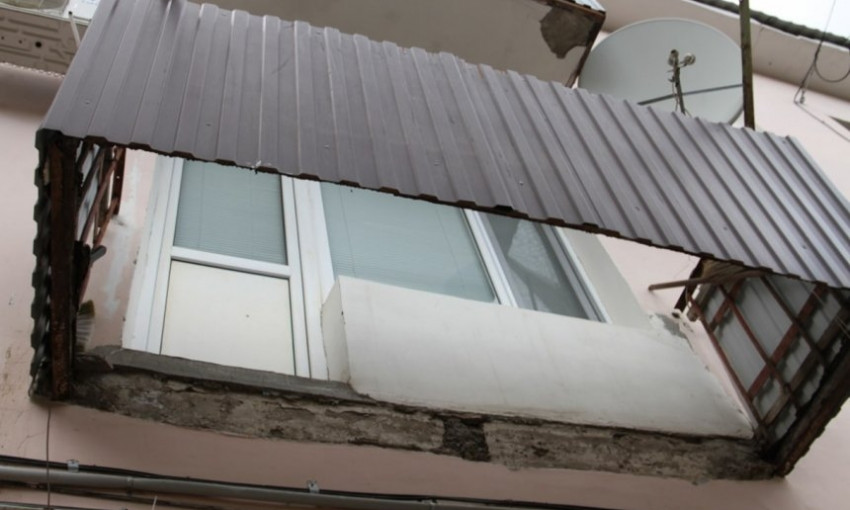 В Коблево на одной из баз отдыха в результате обвала балкона с людьми один человек погиб и двое получили травмы